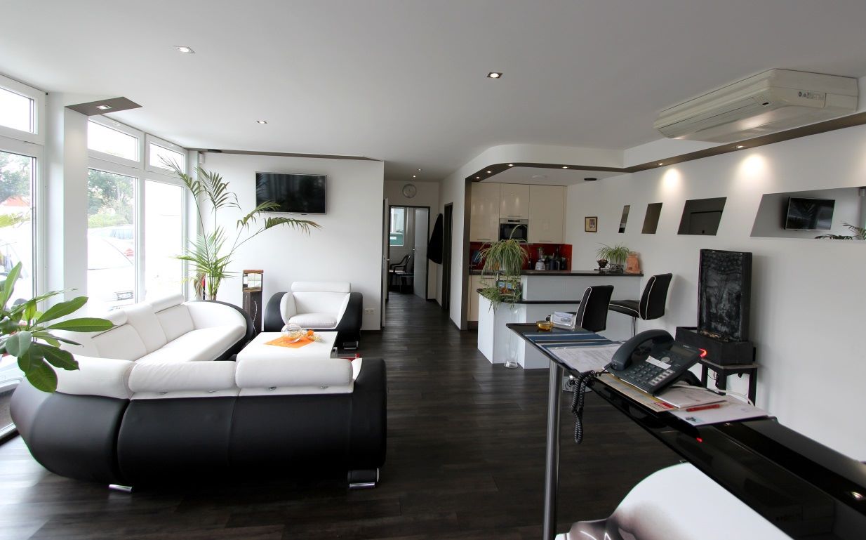 KFZ Warner Auto sales room, Möllersdorf (Austria)