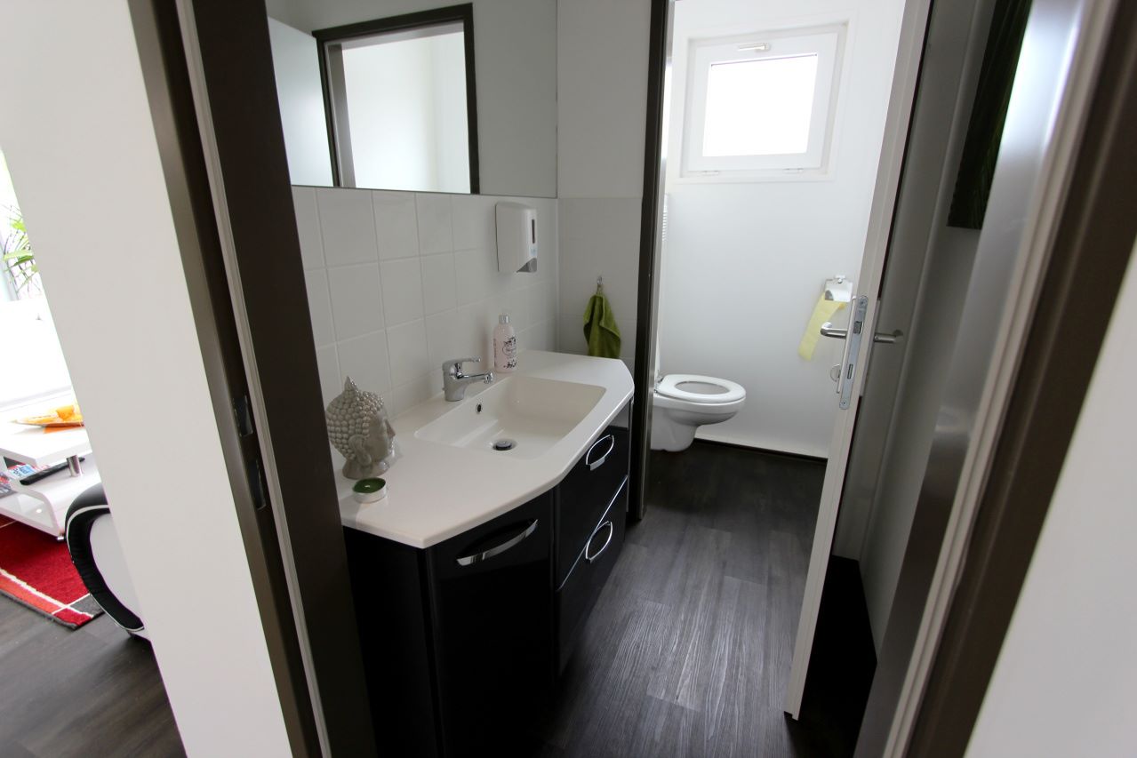 KFZ Warner Auto sales room, Möllersdorf (Austria)