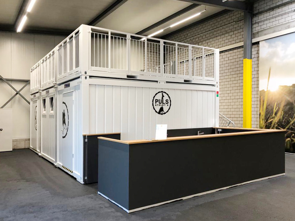 Functional changing room cabin - Sports club Puls Athletik