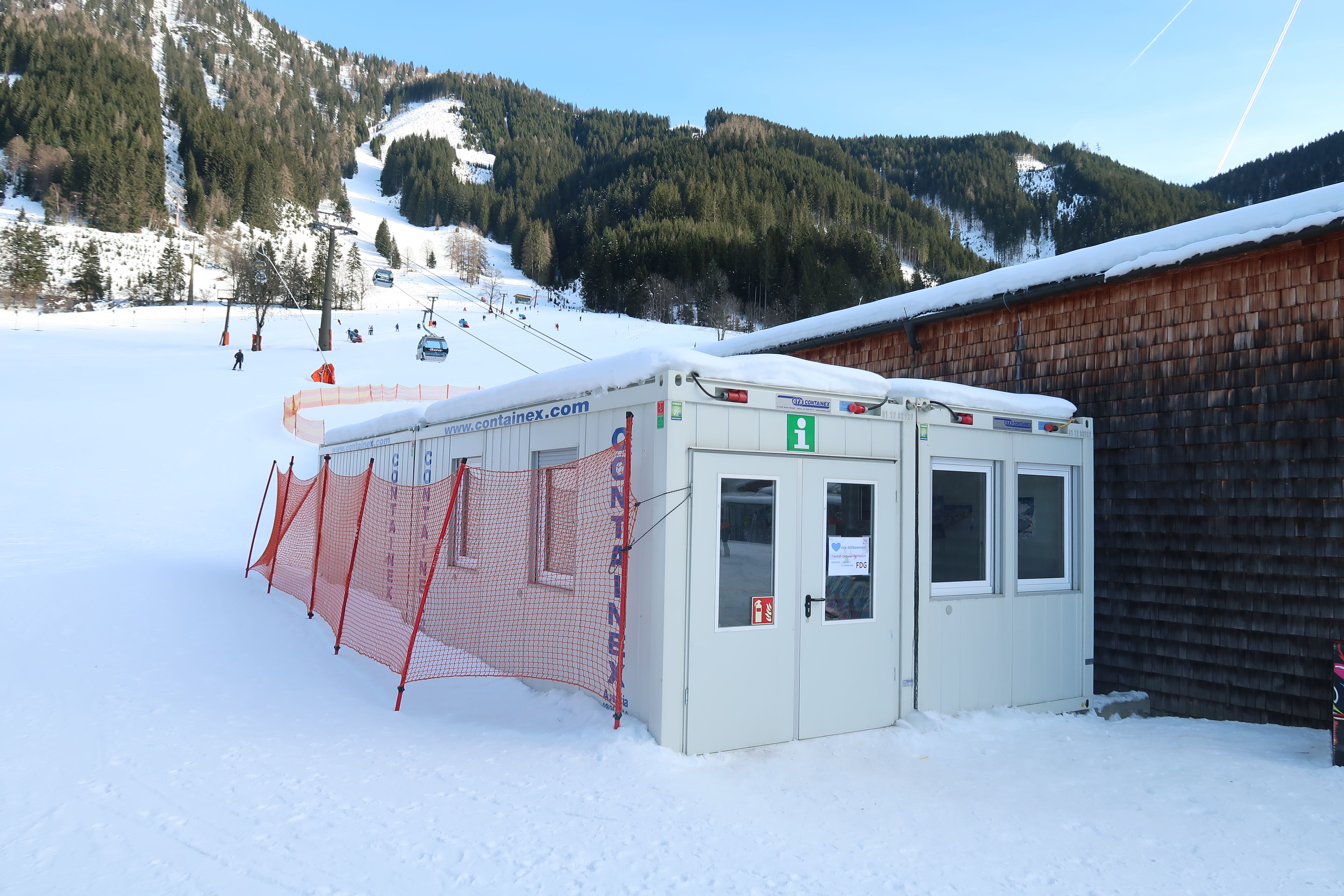 Impianto di prefabbricati modulari come sala ricreativa nei pressi di una pista da sci, a Werfenweng (Austria)