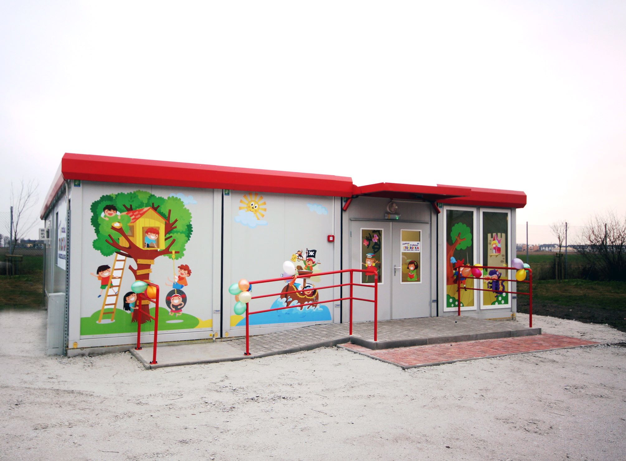 Kindergarten mit Attika und Vordach