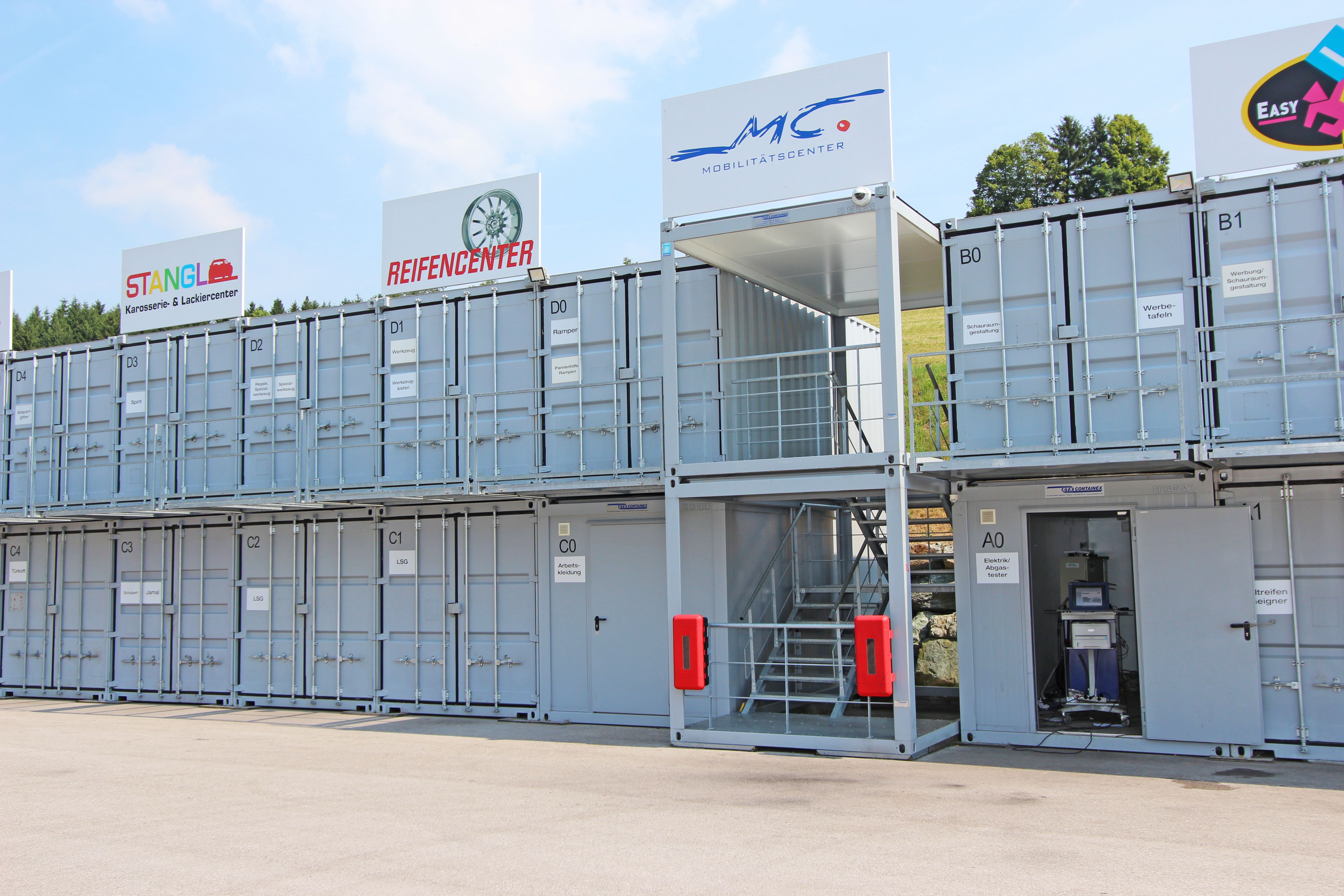 Deposito self-storage con container marittimi