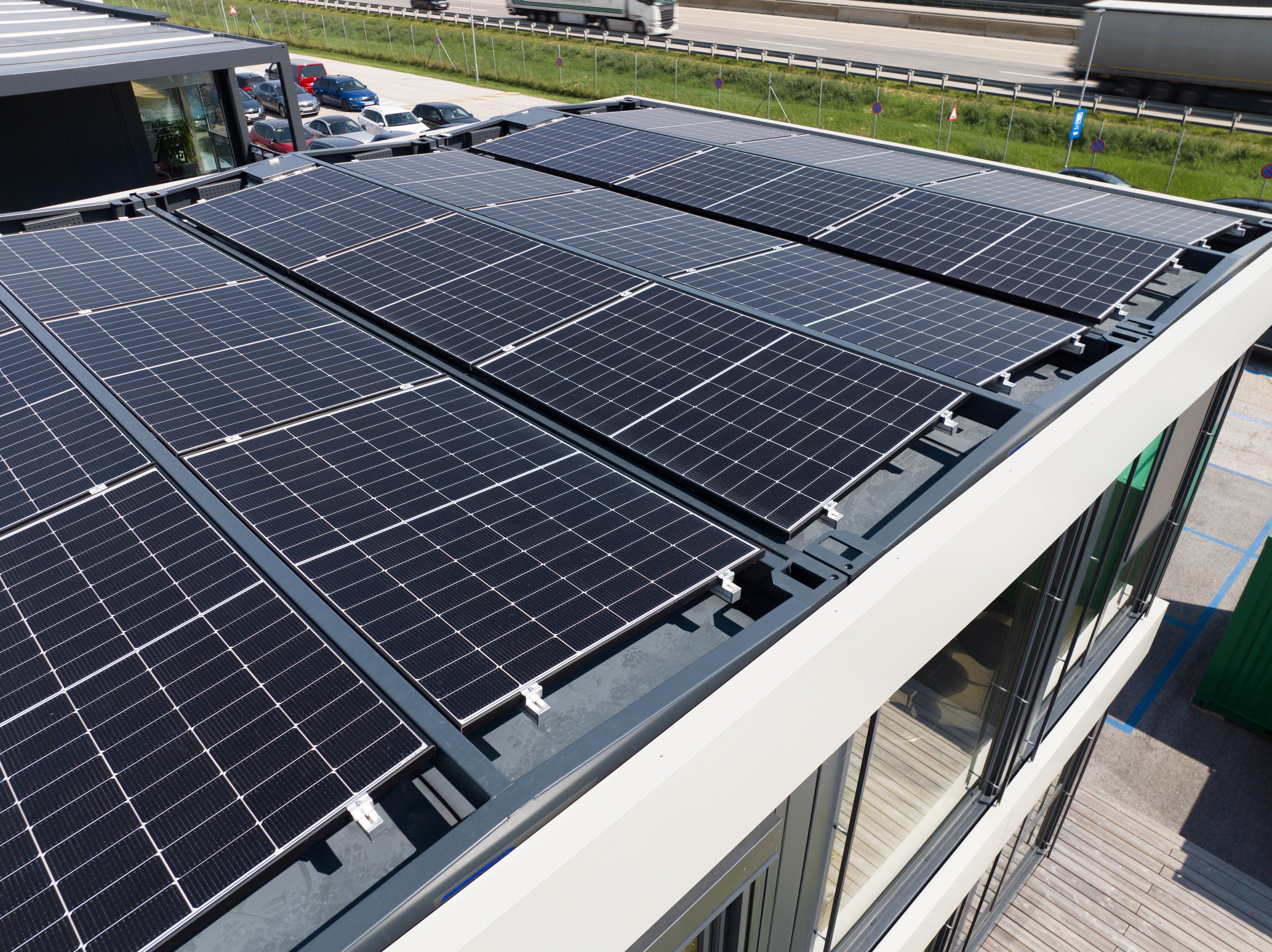 Mit unseren Photovoltaik Modulen versorgen Sie Ihren Bürocontainer mit grüner Solarnergie.