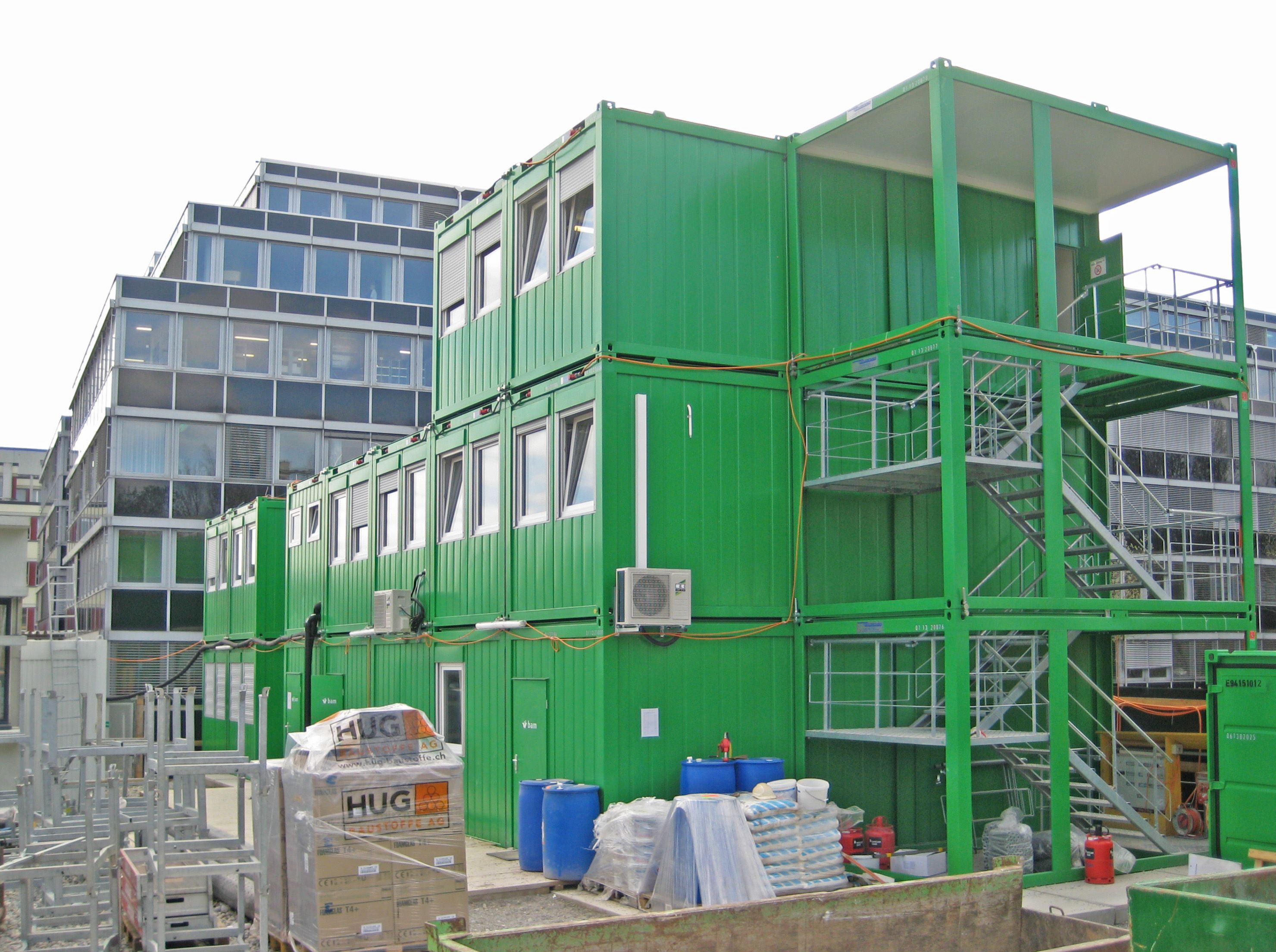 Impianto di prefabbricati ad uso ufficio con prefabbricato ad uso scala esterna per l'edilizia