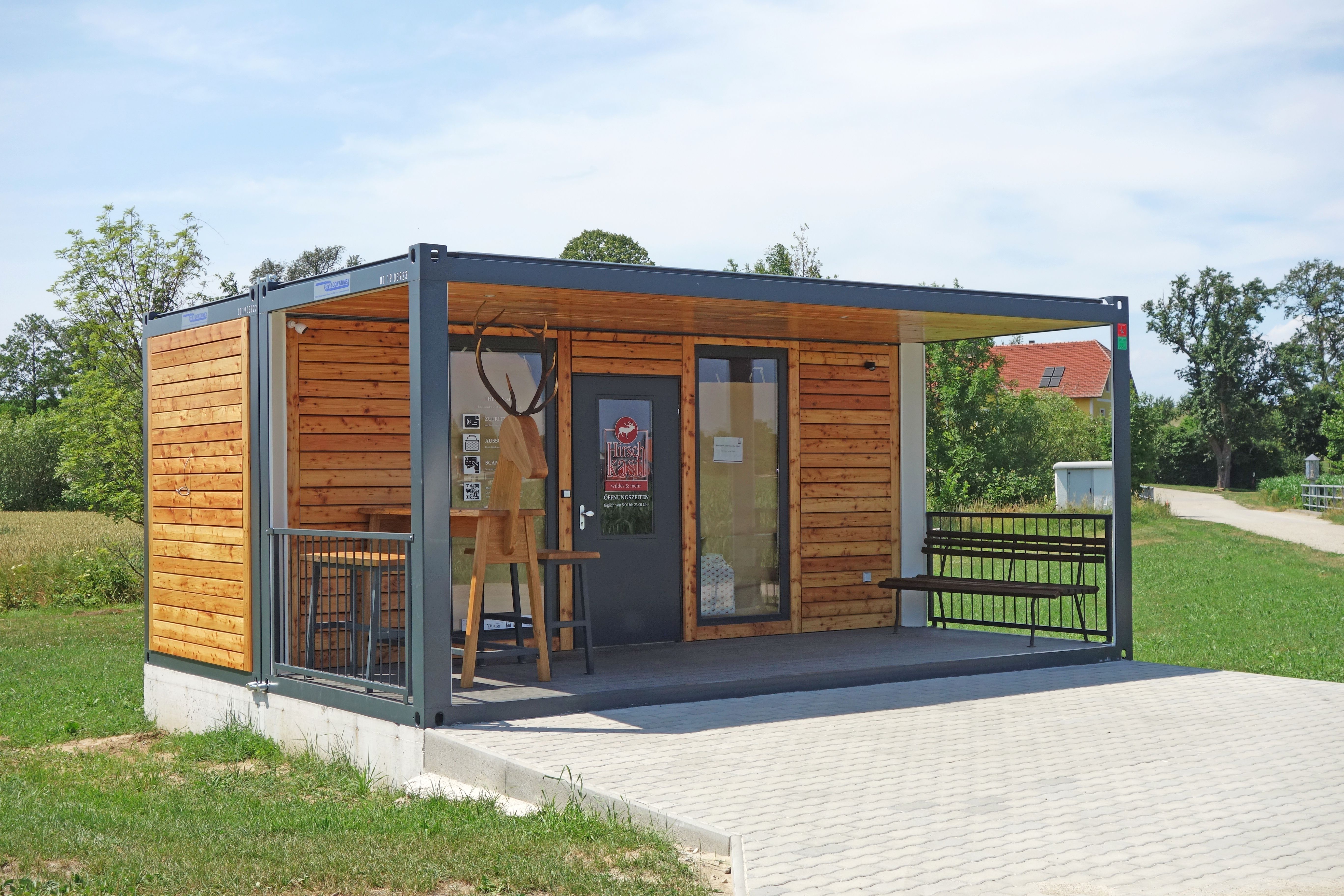 Container ad uso terrazza con rivestimento esterno in legno