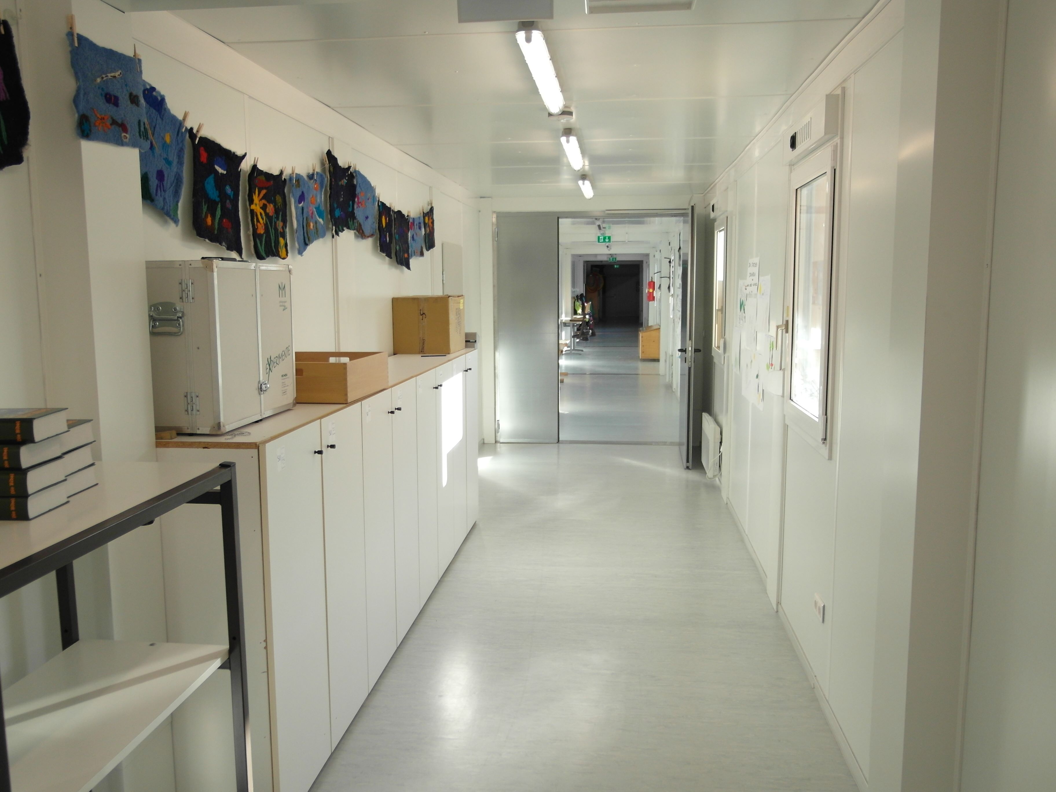 Bungalow couloir avec panneaux Ecole