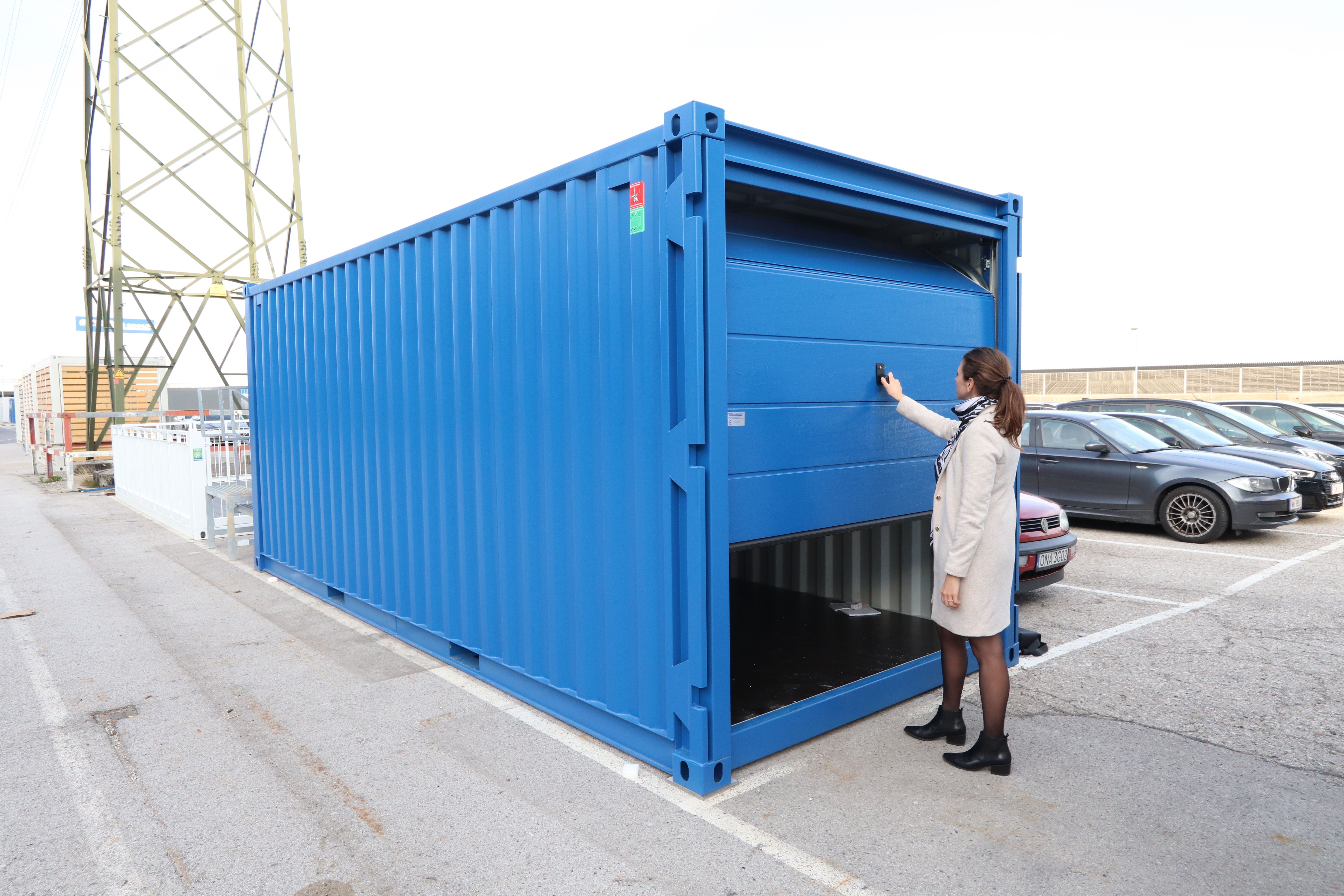 Container de depozitare cu ușă exterioară tip rulou
