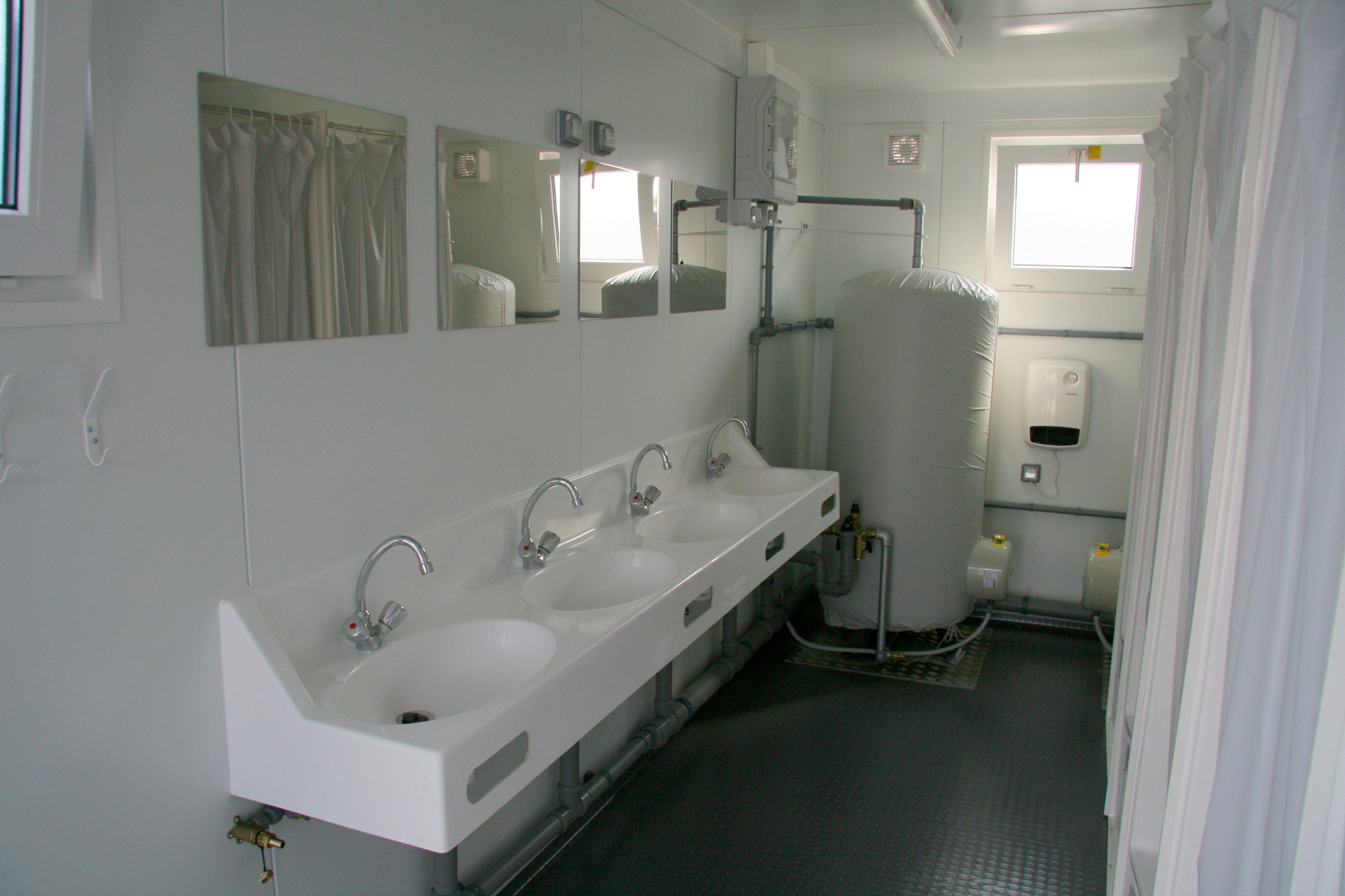 Impianto sanitario con doccia in comune