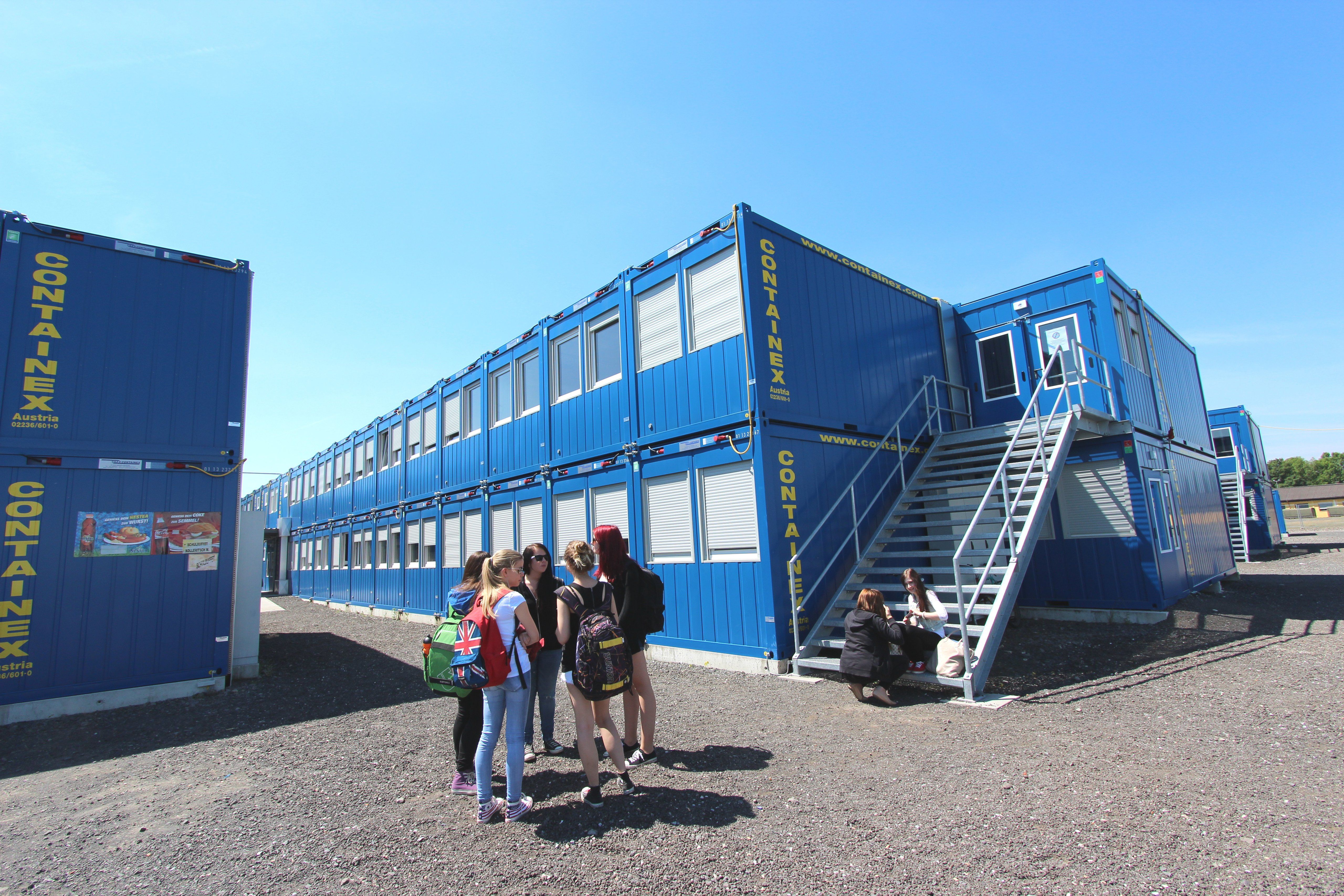 Nájemní kontejnery - areál s komplexem školních budov