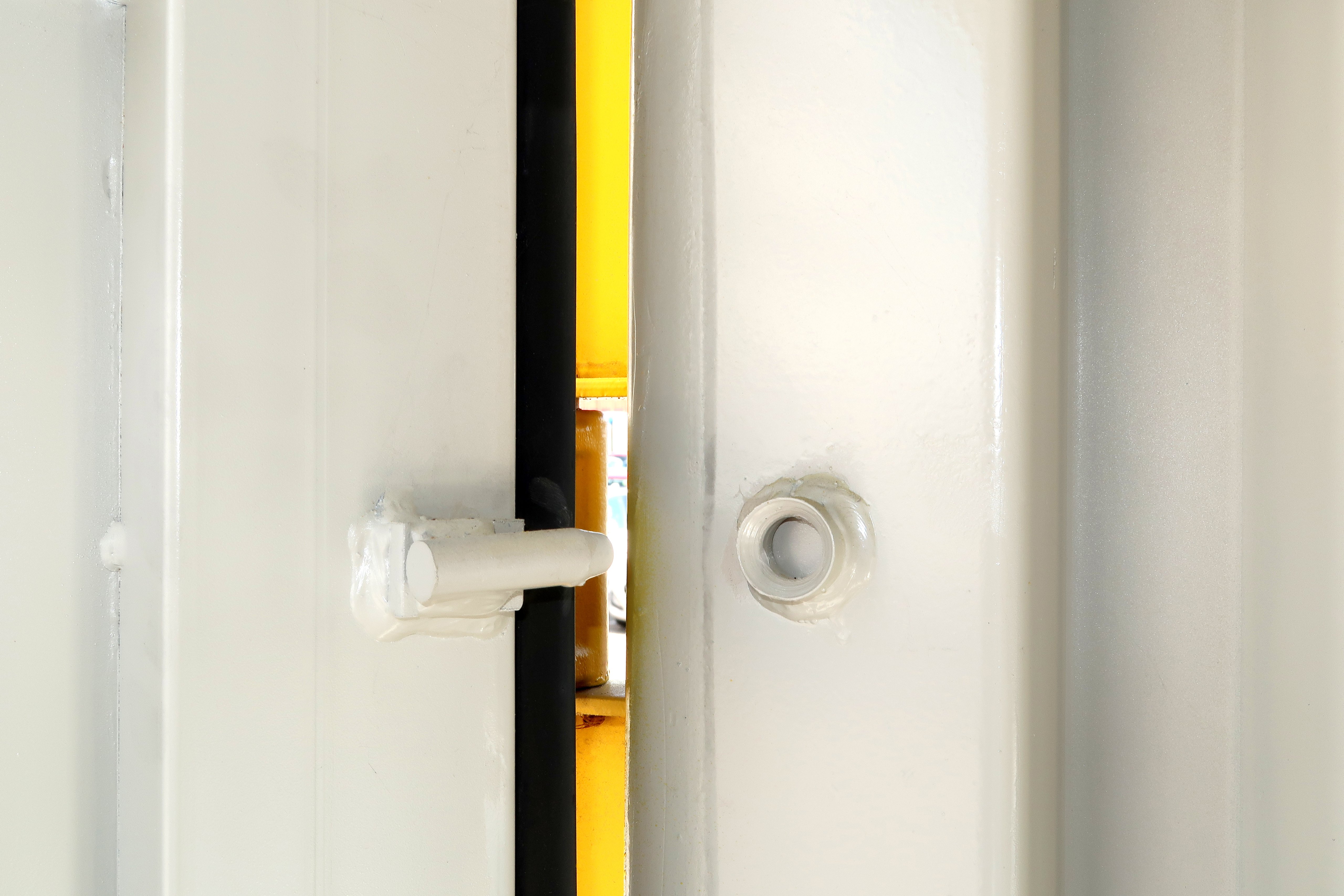 4 położone wewnątrz zabezpieczenia przeciw wyciągnięciu drzwi