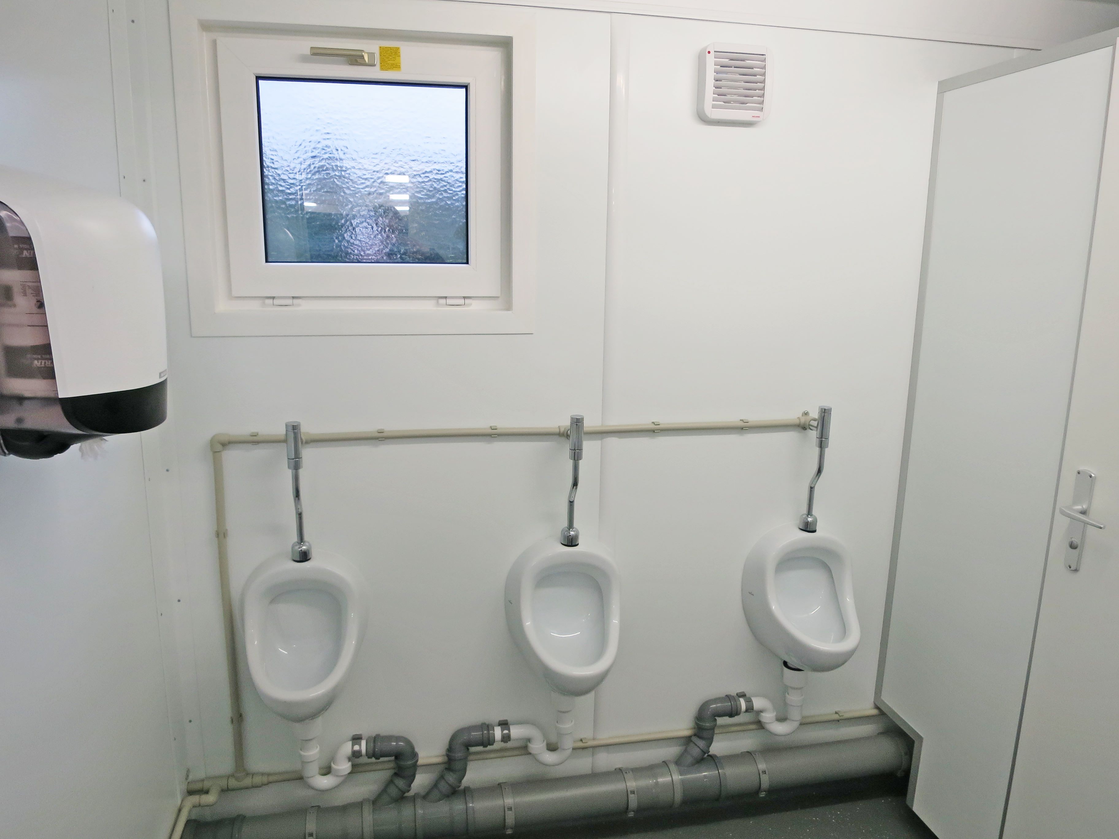 Sanitetsutrymme med urinoar och handfat